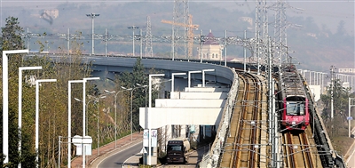 轨道六号线开进茶园后，将带动江南新城快速发展。 重庆晨报记者 苑铁力 摄