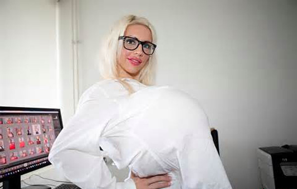 　　希尔斯的胸部植入了两个盐水袋，每个的容量为10升，重达20磅（约9公斤）。