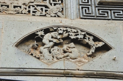 精美砖雕被普遍用于当地民居。