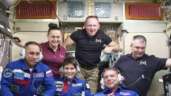 国际空间站的美国宇航员们疏散到俄罗斯舱内。