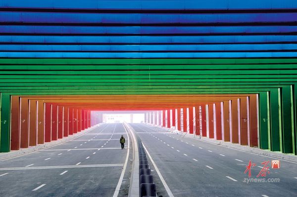 图为S223省道与郑开大道北侧的彩虹隧道口。郑州晚报记者 周甬 图