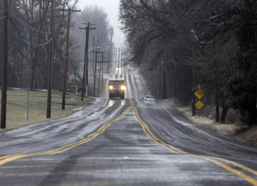 宾夕法尼亚州一条公路结冰，车辆缓慢前行。