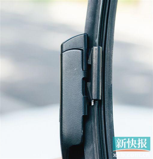 一场雨过后,广州的好天气延续了将近一星期。天气好了记者也想着出来洗一洗车,顺便加加玻璃水换换雨刮。不过洗车店给出的报价实在不划算,而4S店换雨刮的费用更高,那么何不来一场说换就换的更换雨刮小作业呢? 换雨刮是个非常简单的过程,熟练的话5分钟就可换好一整套。不过在换雨刮之前,我们要先挑选好合适自己车型的雨刮。笔者从奶茶妹妹前男友的公司那里挑选了一套合适的雨刮。大家挑选时按照自己具体年代车型选购即可,价格也会因为品牌的不同有较大区别,但是普遍不超过200块,大部分在100元以内。 新快报记者 林毅鸿 高