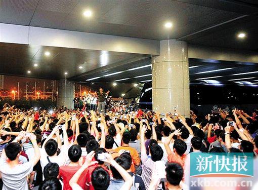 ■2013年,国足1:5输泰国,球迷赛后围攻大巴。