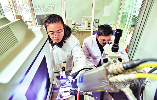　　实验室的李向阳(右一)和同事,在使用蛋白质大分子晶体衍射仪做实验。