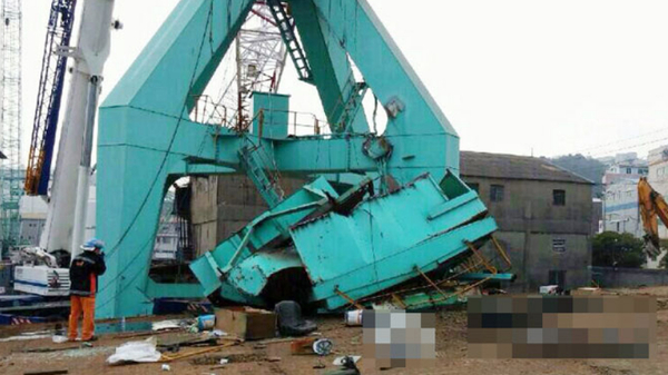 韩国一船厂起重机驾驶室坠落，4人遇难(网页截图) 　