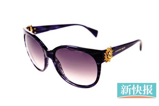 Alexander McQueen太阳眼镜 金色的太阳骷颅头装饰,是品牌粉丝高调的示爱符号。