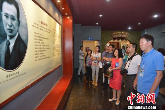 图为游客参观澄迈福山咖啡文化馆。 骆云飞 摄