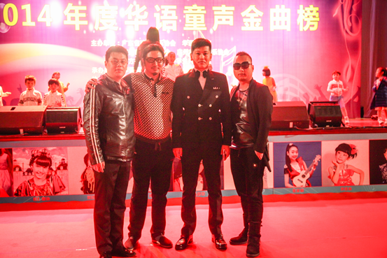 中娱传媒董事长李翔（左三）与音乐人界人士合影
