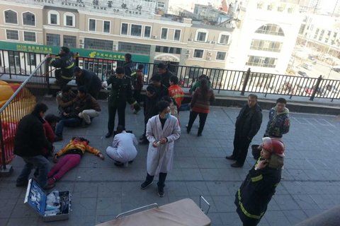 女孩跳楼现场(网络图片)