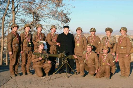 资料图：当地时间2015年1月7日，朝鲜最高领导人金正恩近日指导朝鲜人民军的枪炮射击竞技大会。图片来源：朝鲜《劳动新闻》