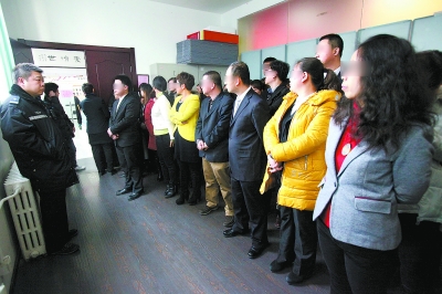 卖保健品诈骗老人 56人被拘|老人|民警