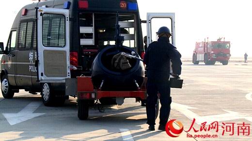 将疑似爆炸装置移入防爆车