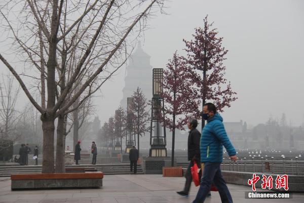 西安钟楼大雁塔遭遇雾霾玩隐身|气象|西安