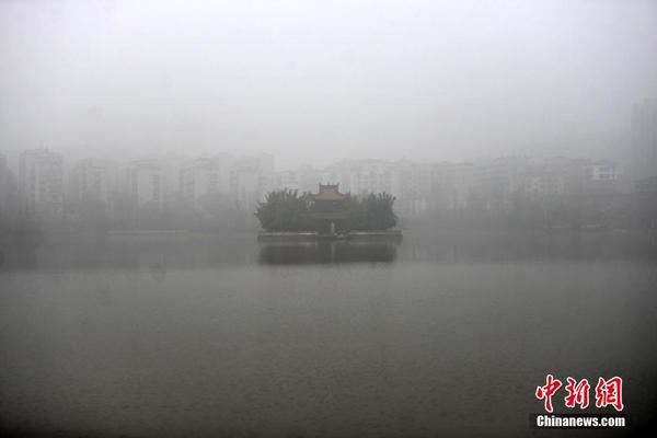 湖南郴州迎来首场大雾 城市犹如海市蜃楼|城