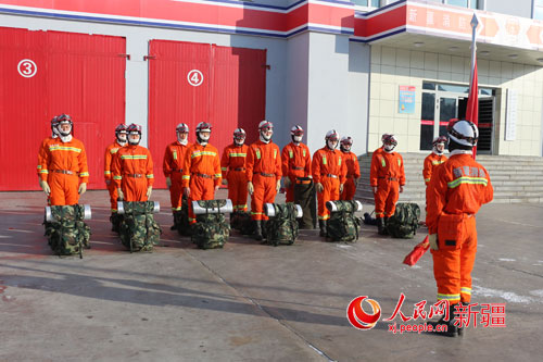 新疆阿勒泰消防官兵零下30度开展山岳救援拉