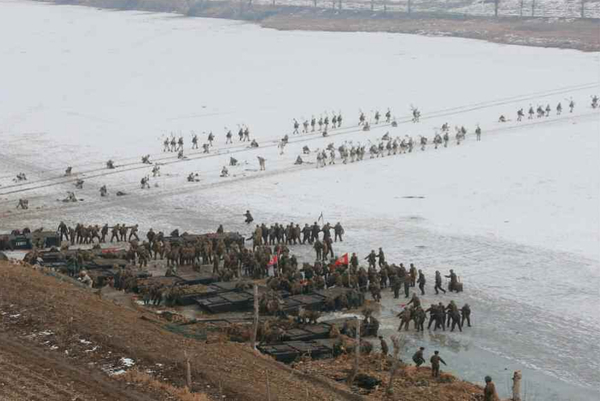 朝鲜人民军进行渡江训练(图片来源：劳动新闻)