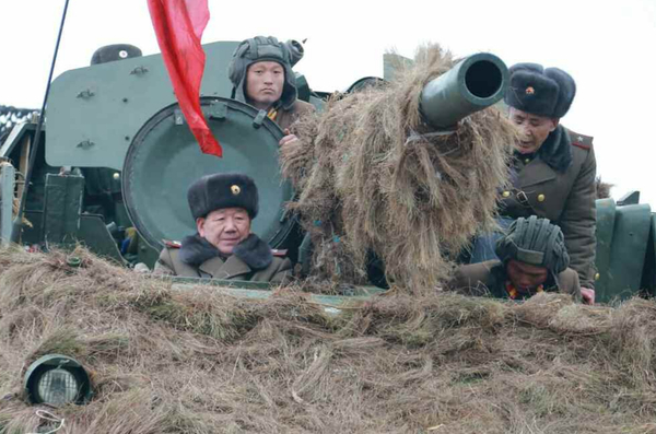 朝鲜人民军总政治局长黄炳誓在自行火炮上指挥训练(图片来源：劳动新闻)