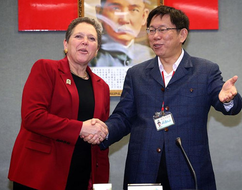 台北市长柯文哲（右）26日在市府大楼与英国官员克雷默（Baroness Kramer）（左）会面。图片来源：台湾“中央社”