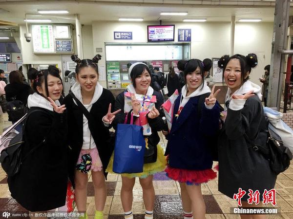 实拍日本寒冬中穿超短裙的女孩|日本|大阪