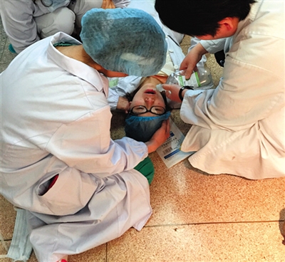 8小时接生11宝宝护士累倒在产妇旁|医院|护士