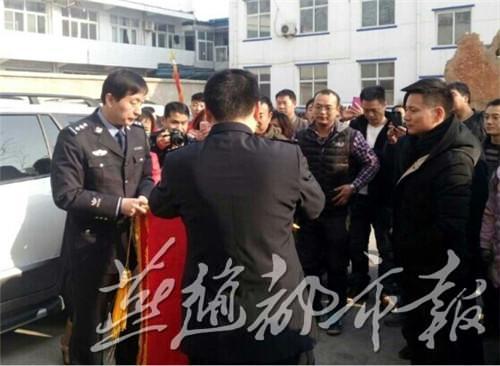 走失女孩父亲向警方送来锦旗