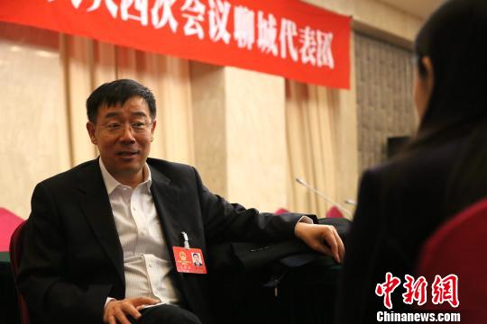 图为，山东省人大代表秦玉峰接受本网记者采访。　梁犇　摄
