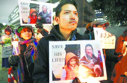 1月30日，日本民众聚集在首相官邸外，秉烛为被IS绑架的后藤健二祈福。