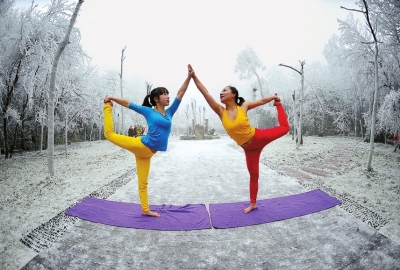 1月31日，瑜伽爱好者在湖南张家界天门山景区练习瑜伽。
