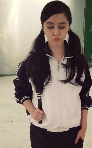 范冰冰扎双马尾扮学生妹 嘟嘴卖萌戒指抢眼|网