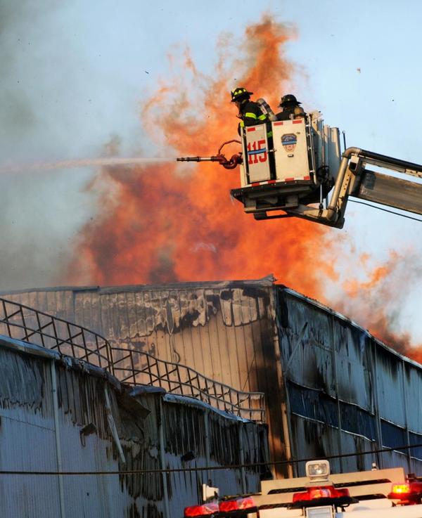 纽约布鲁克林威廉斯堡一仓库31日早上发生7级大火，从失火仓库内冒出的滚滚浓烟数公里之外都能看见。