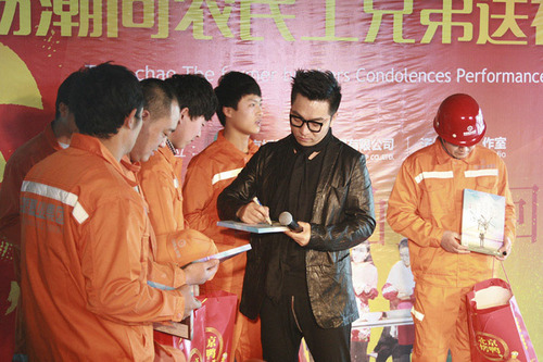 汤潮建筑工地现场献歌 被赞堪比中国好声音|汤