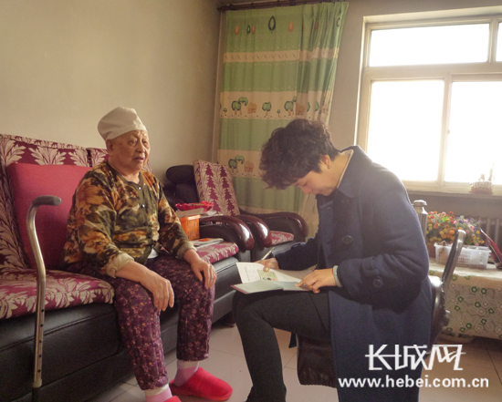 秦市社区代办服务进军营 高龄津贴上门办|老