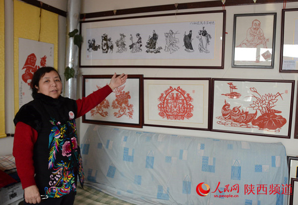 《八仙过海》刘惠霞作品。八仙的故事家喻户晓,用剪纸形式将人们心中的八仙定格成一种特定的姿态,给人们带来的极强的视觉效果。 和冰/摄 前言:刘慧霞,人称白鹿霞子,非物质文化遗产剪纸传承人。祖籍陕西关中腹地白鹿原,襁褓中随父母迁居西安莲湖区,醉心于剪纸艺术,其作品被认为杂糅汉代石刻写意手法,线条舒展、形态优雅。她的剪纸技艺在保留传统民俗剪纸原生态的基础上形成自己独立的艺术风格。她在西安市莲湖区残联兴办剪纸艺术工作室,倾囊相授,诲人无数,编纂有剪纸艺术技能培训教材。 一把金色手柄的小剪刀,红纸在指尖翻飞,细