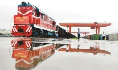 合肥市首列满载“合肥造”家电、电子设备等产品的新亚欧大陆桥国际货运班列在合肥北站鸣笛发车。                            记者 张大岗 摄