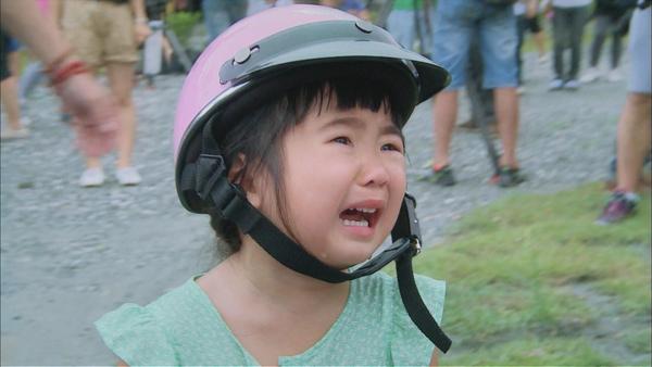 Grace兄妹失控狂哭,老爸曹格(右)崩潰落跑。(圖/中天) 包子妹Grace姐姐,因為爸爸曹格不在身邊而暴哭不止,連哥哥Joe也被感染情緒大哭,而曹格當初原以為一帶二應該罩得住,沒想到大破功,場面失控讓曹格最後崩潰逃離。 《爸爸去哪兒》將播出首次到台灣拍攝的內容,曹格套出寶貝女兒Grace心儀的對象是吳鎮宇兒子Feynman,「因為他很帥」,純愛告白讓網友直呼「萌翻天」!不過此次台灣花蓮行包子妹Grace雖然能和意中人Feynman同組執行任務,卻因想黏著爸爸曹格、不顧形象失控暴哭,進而引起哥哥Joe情