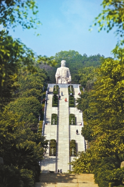 坐落于岐山海拔148米处的保生大帝雕像，面朝大海，遥望海峡东岸。　　　　　　　　　　　　　　　　　　　　　　　本报记者　施辰静　摄