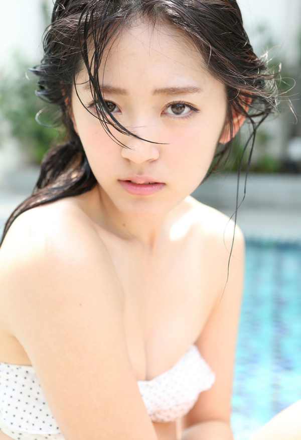 日本人气萌妹铃木爱理近日拍摄一组清新波点泳装写真，露出虎牙甜美性感。