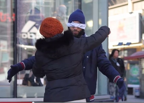 你相信我吗？加拿大穆斯林蒙眼街头求拥抱。（图片来源：香港媒体）