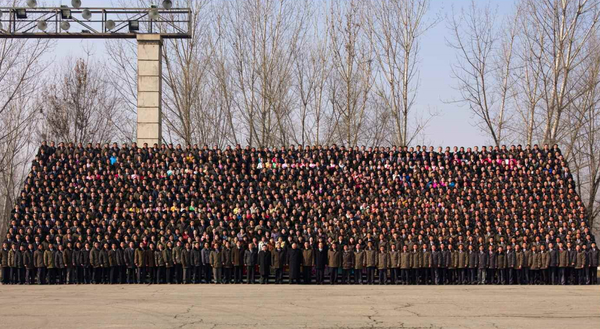 金正恩与建筑工人合影 赞美他们是国家的英雄