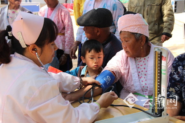 医务工作者开展现场义诊