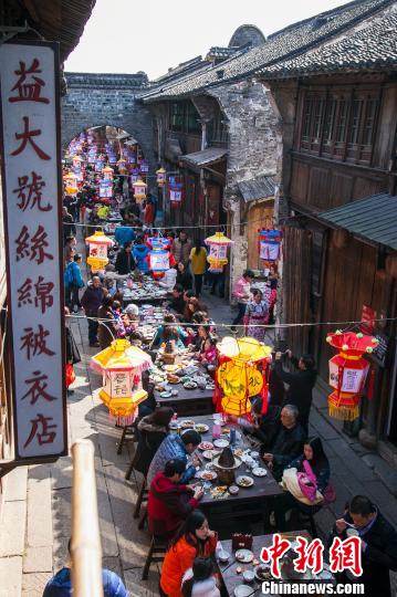 乌镇“春节长街宴”　张雄伟　摄