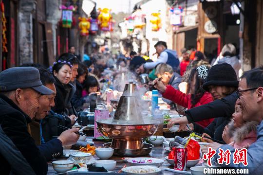乌镇“春节长街宴”　张雄伟　摄