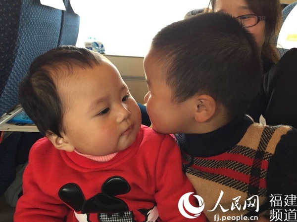 动车上公开亲热，这样真的好吗。 林长生 摄