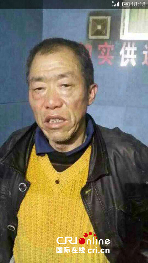 　　2015年2月21日，湖南省双峰县永丰镇爱心养老院发生恶性伤害事件犯罪嫌疑人罗仁初在湘乡市中沙镇被警察抓获（手机拍摄）。图片来源：王海迪/CFP