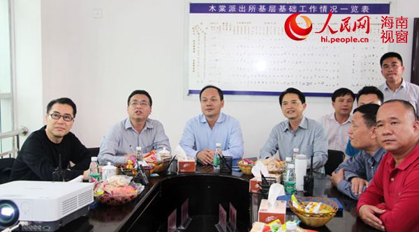 2月20日,张敢(左一)在木棠镇派出所指挥室检查指导春节期间维稳工作