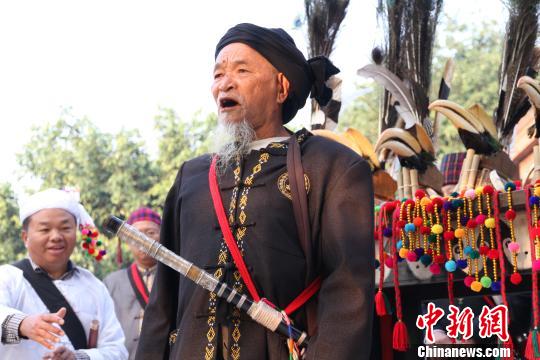 图为目瑙纵歌授供督儒仪式，景颇族“懂萨”祈福。　杨浩荣　摄