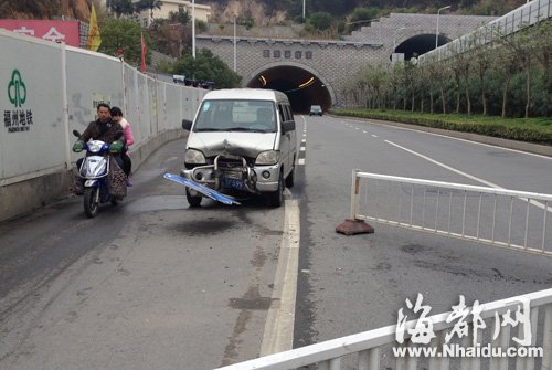 福州罗汉山隧道出口 车毁弃现场挡了半天路|撞