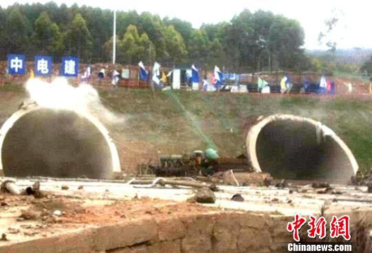 发生瓦斯爆炸的在建公路隧道。　钟欣　摄