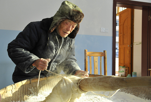 老艺人在扯木槌上旳糍粑